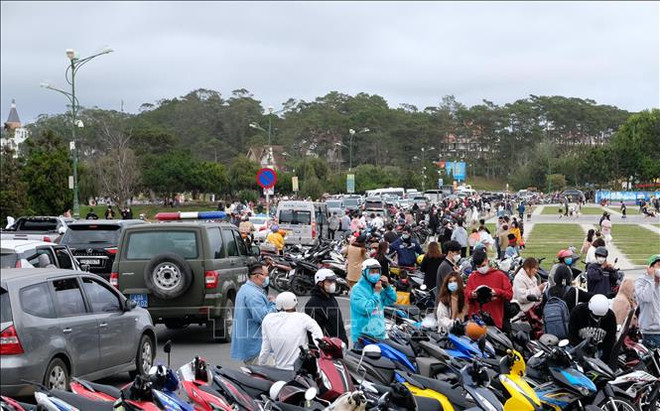 Далат посетило большое количество туристов в первый день Нового года ảnh 1 Далат посетило большое количество туристов в первый день Нового года ảnh 1