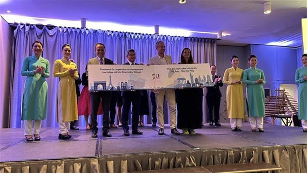 Vietnam Airlines отмечает 20-ю годовщину со дня открытия прямого рейса между Вьетнамом и Францией ảnh 1 Vietnam Airlines отмечает 20-ю годовщину со дня открытия прямого рейса между Вьетнамом и Францией ảnh 1