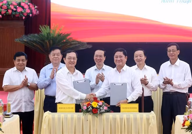 Президент Во Ван Тхыонг провел работу с партийным комитетом провинции Ниньтхуан ảnh 3