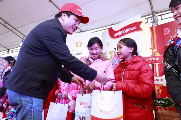 Авиакомпания Vietjet подарила подарки семьям этнических меньшинств в провинции Лаокай ảnh 1