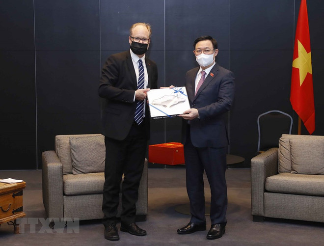 Председатель Национального собрания Выонг Динь Хюэ провел встречу с властью и деловым кругом в Хельсинки ảnh 1