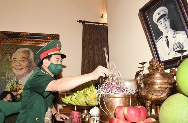 Высокопоставленные военные отдали дань уважения генералу Во Нгуен Зиапу ảnh 1 Высокопоставленные военные отдали дань уважения генералу Во Нгуен Зиапу ảnh 1