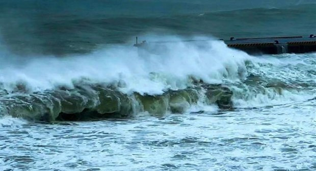 Тайфун «Рай» меняет направление, постепенно ослабевая ảnh 1 Тайфун «Рай» меняет направление, постепенно ослабевая ảnh 1