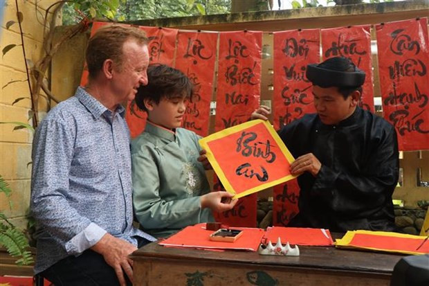 Иностранные туристы отпразднуют традиционный вьетнамский Тэт в древней столице Хюэ ảnh 2