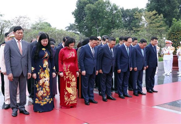 Лидеры отдали дань памяти президенту Хо Ши Мину по случаю праздника Тэт ảnh 2