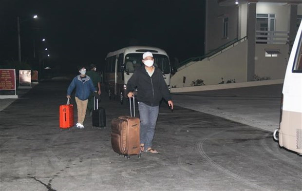 Более 240 вьетнамских граждан привезли были доставлены домой из Сингапура ảnh 1 Более 240 вьетнамских граждан привезли были доставлены домой из Сингапура ảnh 1