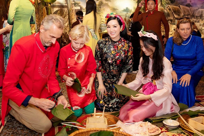 Международные друзя с удовольствием в платьем аозай испытывают в себе вьетнамский традиционный Тэт ảnh 19 Международные друзя с удовольствием в платьем аозай испытывают в себе вьетнамский традиционный Тэт ảnh 19