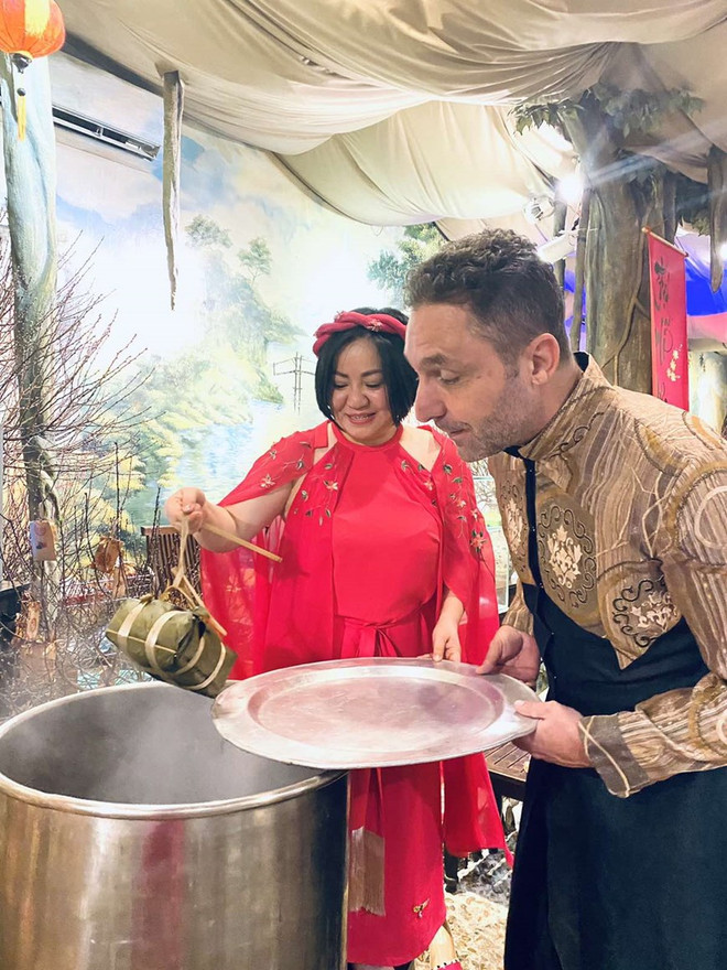 Международные друзя с удовольствием в платьем аозай испытывают в себе вьетнамский традиционный Тэт ảnh 20 Международные друзя с удовольствием в платьем аозай испытывают в себе вьетнамский традиционный Тэт ảnh 20