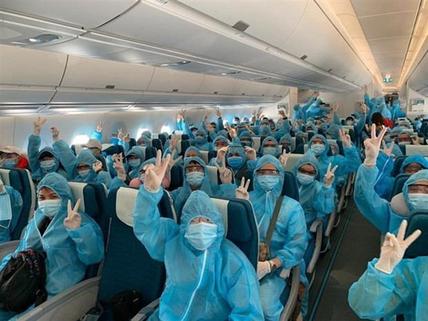 Более 300 вьетнамцев доставлены из Малайзии ảnh 1