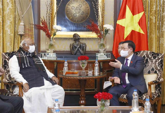 Председатель НC Выонг Динь Хюэ принял лидеров индийских политических партий ảnh 3