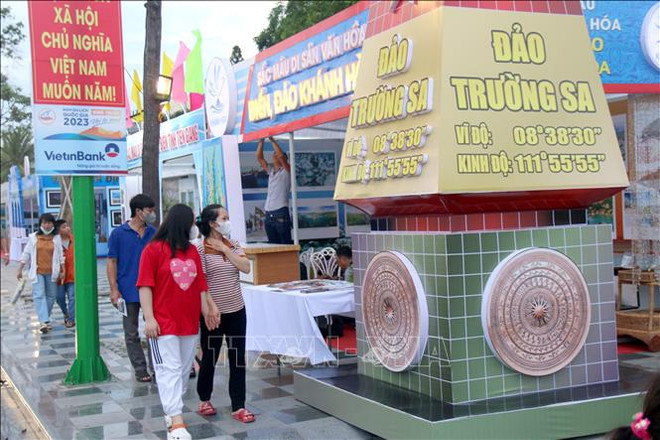 Более 200 фотографий и экспонатов представлены на выставке «Культурное наследие моря и островов Вьетнама» ảnh 1