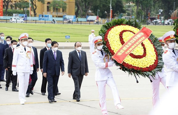 Руководители почтили память президента Хо Ши Мина по случаю годовщины его рождения ảnh 1 Руководители почтили память президента Хо Ши Мина по случаю годовщины его рождения ảnh 1