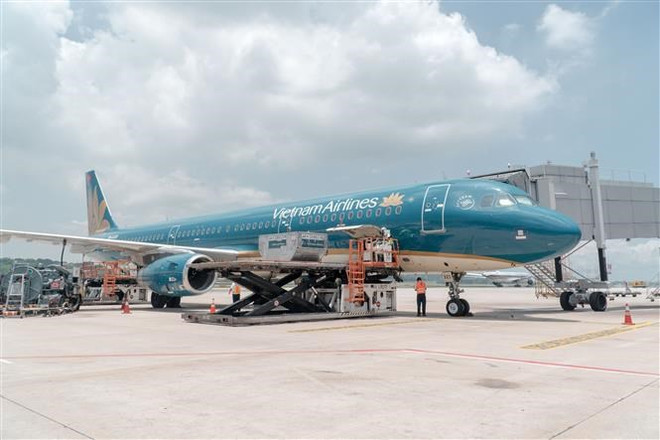 Самолетом Vietnam Airlines прилетили первые иностранные туристы после того, как Вьетнам полностью открыл границу ảnh 1