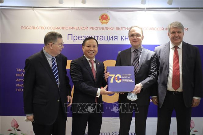 Москве состоялась презентация книги Посла Вьетнама в РФ «70 лет славному пути отношений между Вьетнамом и Россией» ảnh 4 Москве состоялась презентация книги Посла Вьетнама в РФ «70 лет славному пути отношений между Вьетнамом и Россией» ảnh 4