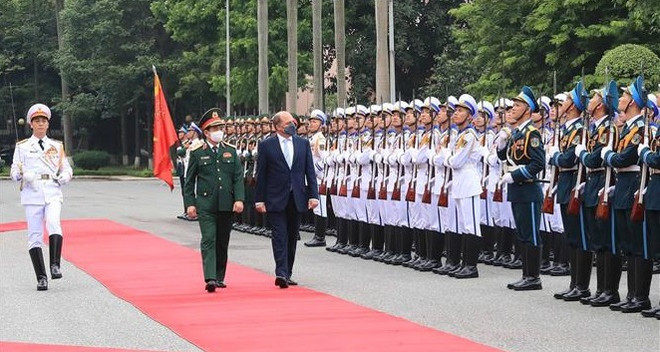 Министр обороны Великобритании и Северной Ирландии прибыл с официальным визитом во Вьетнам ảnh 2