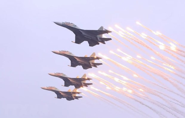 Демонстрация боевых самолетов на Международной оборонной выставке Вьетнама 2024 ảnh 1 Демонстрация боевых самолетов на Международной оборонной выставке Вьетнама 2024 ảnh 1
