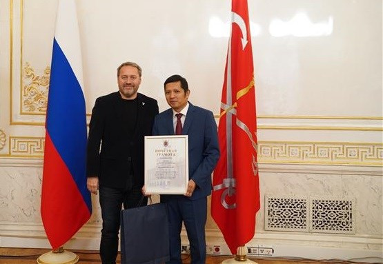 Город Санкт-Петербург вручил почетные грамоты выдающимся деятелям, внесшим вклад в укрепление российско-вьетнамских отношений ảnh 1 Город Санкт-Петербург вручил почетные грамоты выдающимся деятелям, внесшим вклад в укрепление российско-вьетнамских отношений ảnh 1