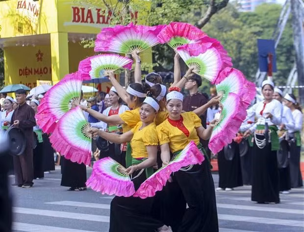 Ханойский осенний карнавал оживляет пешеходное пространство вокруг озера Хоанкием ảnh 2