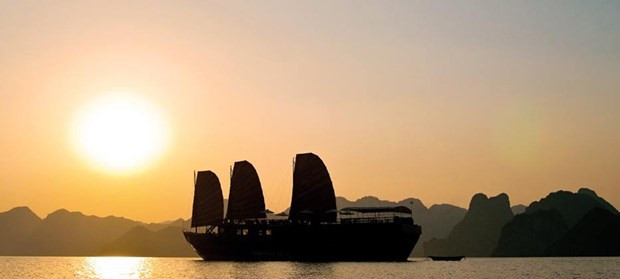 Куангнинь планирует обслужить 10 миллионов местных туристов в 2021 году ảnh 1 Куангнинь планирует обслужить 10 миллионов местных туристов в 2021 году ảnh 1