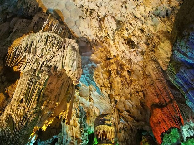 Залив Халонг - гигантская картина Тонкинского залива, созданная природой ảnh 3 Залив Халонг - гигантская картина Тонкинского залива, созданная природой ảnh 3