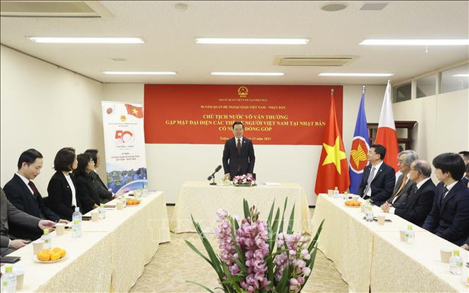 Президент СРВ посетил посольство Вьетнама и встретился с представителями вьетнамской диаспоры в Японии ảnh 1