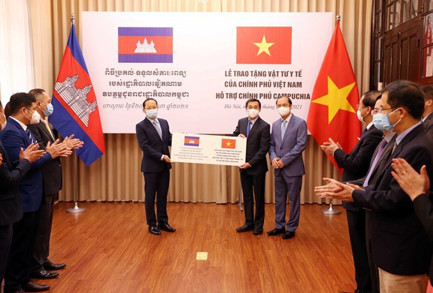 Вьетнам подарил Камбодже медикаменты для борьбы с COVID-19 ảnh 1 Вьетнам подарил Камбодже медикаменты для борьбы с COVID-19 ảnh 1