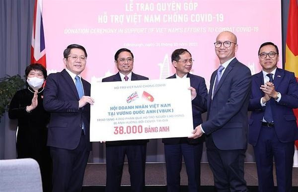 Премьер-министр Фам Минь Тьинь встретился с вьетнамской общиной в Великобритании и Ирландии ảnh 3