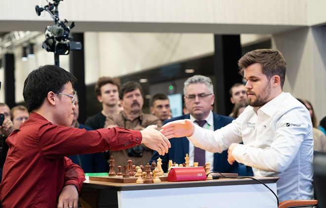 Вьетнамский игрок №1 победил «Короля мира по шахматам» ảnh 1 Вьетнамский игрок №1 победил «Короля мира по шахматам» ảnh 1
