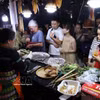 Жители и туристы знакомятся с блюдами кухни на павильонах фестиваля Food Tour. Фото: ВИА.
