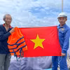 Военно-морские силы вручают рыбакам государственные флаги. Фото: ВИА.