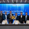 Делегации двух стран фотографируются вместе. Фото: ВИА.