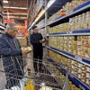 Покупатели внимательно проверяют консервированные продукты перед покупкой. Фото: ВИА.