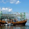 Пограничные войска города Дананг проверяют документы рыболовных судов перед выходом в море. (Фото: ВИА)