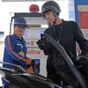 Покупка и продажа нефтепродуктов на одной из автозаправочных станций на территории Ханоя. Фото: ВИА.