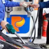 Покупка и продажа топлива на автозаправочной станции Petrolimex на улице Чан Хынг Дао в Ханой. Фото: ВИА.