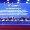 Представители сторон участвуют в подписании соглашения. Фото: ВИА.
