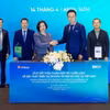 Представитель VPBank подписывает соглашение о сотрудничестве с OKX. Фото: sggp.org.vn