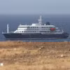 Туристическое судно MV Hondius, на борту которого были выявлены случаи заражения смертельно опасным вирусом Ханта, стоит на якоре у побережья столицы Прая, Кабо-Верде, 4 мая 2026 года. (Фото: Синьхуа/ВИА)