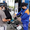 Продажа и покупка нефтепродуктов в одном из торговых пунктов на территории Ханоя. Фото: ВИА.
