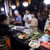 Жители и туристы знакомятся с блюдами местной кухни в гастрономических павильонах фестиваля Danang Food Tour 2026. Фото: ВИА.