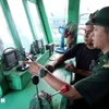 Военнослужащие Пограничной заставы Шонча (Командование Пограничных войск города Дананг) проверяют средства связи на рыболовном судне местных рыбаков. (Фото: ВИА)