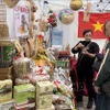 Посетители осматривают и знакомятся с продукцией на стенде Торгового представительства Вьетнама в Гонконге. Фото: ВИА.