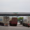 Грузовые автомобили с импортными товарами въезжают во Вьетнам через международный пограничный пункт Лаокай. Фото: ВИА.