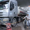 Поставка топлива на одной из АЗС в Ханое для удовлетворения рыночного спроса. 8 марта, утро (Фото: ВИА) 