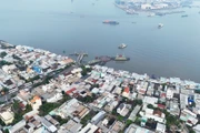 Паром Бинькхань соединяет уезд Нябэ и уезд Канжо, обеспечивая транспорт для туристов, посещающих Канжо. (Фото: ВИА)