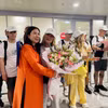 Директор Департамента туризма Ханоя Данг Хыонг Зянг вручает цветы пятимиллионному иностранному туристу и туристической группе из Испании в международном аэропорту Нойбай днём 7 июля 2026 года. Фото: ВИА.