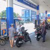 Жители приобретают бензин и нефтепродукты на автозаправочной станции № 5 (квартал Нинькьеу, город Кантхо), принадлежащей Компании с ограниченной ответственностью одного участника «Нефтепродукты Юго-Западного региона», во второй половине дня 6 апреля 2026 года. (Фото: ВИА)