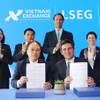 Фондовая биржа Вьетнама (VNX) подписала Меморандум о взаимопонимании с компанией FTSE International Limited (FTSE) в ходе рабочей встречи. (Фото: ВИА)