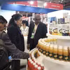Международные закупщики знакомятся с продукцией Вьетнама на выставке Viet Nam International Sourcing 2025. Фото: ВИА