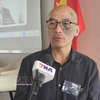 Доктор Нгуен Зюи Кы даёт интервью корреспонденту ВИА в Брюсселе. (Фото: ВИА)